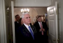 مسؤولون في كوريا الشمالية يلغون لقاءً مع بنس في