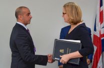 وزير الداخلية الإماراتي يلتقي نظيرته البريطانية في لندن