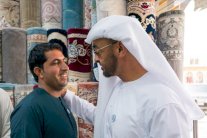 عامل سجاد أفغاني في الإمارات: هذا بابا زايد