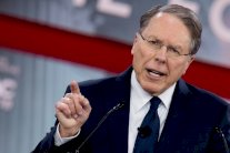 رئيس لوبي الأسلحة ينتقد 