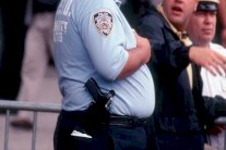 البدانة تعوق قيام رجال شرطة نيويورك بواجباتهم!