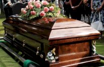 إمرأة حاولت الخروج من التابوت بعد 11 يوما من دفنها حية