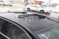 الأمطار وكرات الثلج تهشم زجاج السيارات بالمدينة المنورة