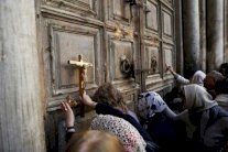 وفي اليوم الثالث... كنيسة القيامة تفتح أبوابها