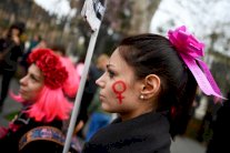 اضرابات وتظاهرات عبر العالم لحقوق النساء