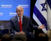 نتانياهو يعود الى بلاده ليواجه اتهامات بالفساد