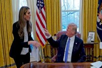 بمغادرة هيكس 