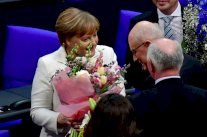 المستشارة انغيلا ميركل أضعفت لكنها لا تزال في السلطة