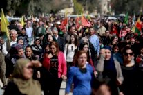 مئات المدنيين يفرون من مدينة عفرين مع اقتراب القوات التركية منها