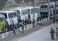 مقاتلون ومدنيون يغادرون الغوطة باتجاه إدلب