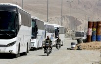 وصول حافلات تقل مقاتلين ومدنيين من الغوطة إلى إدلب