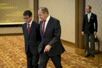 لافروف يلوح