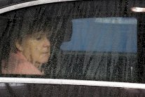 احتجاج امام مكتب ميركل للتنديد باللاجئين