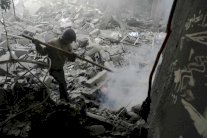 غارات دامية على الغوطة الشرقية والأكراد يتحصنون في محيط عفرين