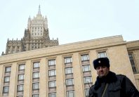 الصحف الروسية تندد بحرب باردة جديدة بعد طرد دبلوماسيين روس