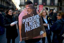 متظاهرون منددون باعتقال بوتشيمون يغلقون طرقًا رئيسة بإسبانيا