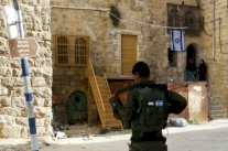 مستوطنون يستولون على مبنيين في الخليل في الضفة