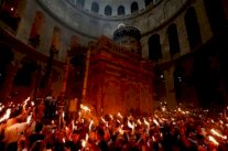 عشرات آلاف الأرثوذوكس يحتفلون بسبت النور في القدس