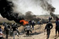 مواجهات بين المتظاهرين الفلسطينيين والجيش الاسرائيلي على حدود غزة