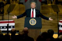 ترمب يؤكد انه يريد مغادرة سوريا ومستشاروه يريدون البقاء فيها