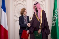 محمد بن سلمان وفلورنس بارلي يوقعان اتفاقيات للتعاون الدفاعي
