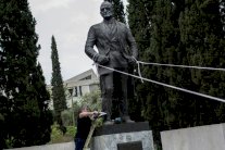 شيوعيون يونانيون يحاولون اسقاط تمثال للرئيس ترومان في اثينا