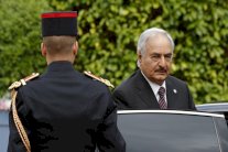 إيلاف تكشف: حفتر أصيب بوعكة صحية قبل زيارة مهمة