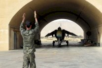 الجيش السوري يخلي مطارات وقواعد عسكرية