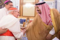 الملك سلمان يستقبل رئيس المجلس البابوي للحوار بين الأديان