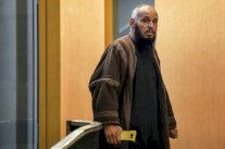 فرنسا تطرد إمامًا سلفيًا معروفًا بخطبه المتطرفة إلى الجزائر