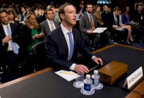 فيسبوك يقر بأنه يجمع بيانات حتى من خارج مستخدميه