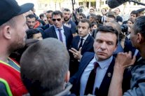 فرنسيون يستقبلون ماكرون بصيحات استهجان