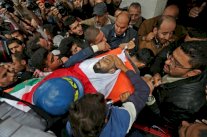 آلاف الفلسطينيين في تشييع صحافي قتل برصاص الجيش الاسرائيلي