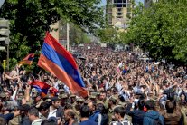 أرمينيا تحيي ذكرى الإبادة غداة استقالة رئيس حكومتها