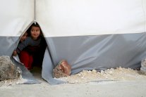 منظمات تحذر من تأثير القيود المصرفية على تمويل المساعدات للسوريين