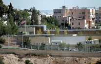 نصب أولى اللافتات التي تشير إلى موقع السفارة الأميركية في القدس