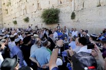 حاخامات اسرائيليون يصلون امام حائط المبكى ضد ايران