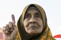 رئيس الوزراء الماليزي يواجه مرشده السابق في الانتخابات