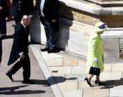 الملكة اليزابيث تظهر بألوان زاهية في زفاف هاري