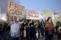 المئات من عرب اسرائيل يتظاهرون في حيفا ضد