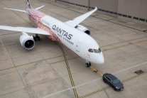 سيارة كهربائية تتحدى طائرة وتدخل غينيس