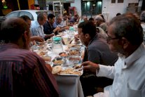 المصريون يفطرون في رمضان Baby hair وCute lips!