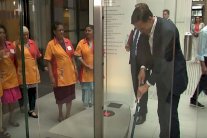 رئيس وزراء هولندا يمسح الأرض عند مدخل البرلمان