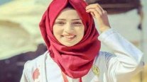 آلاف الفلسطينيين يشيّعون مسعفة قُتلت في غزة