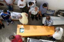 إقالة مسؤولين تونسيين غداة غرق عشرات المهاجرين