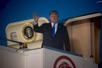 ترمب يصل إلى سنغافورة للقاء كيم جونغ أون