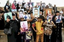 أمهات في ميدان وسط الموصل لمعرفة مصير ذويهم المفقودين