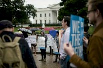 ضغوط على ترمب إزاء فوضى ناجمة من سياسته حول الهجرة