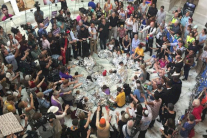 أطفال يحتشدون بالكونغرس احتجاجًا على ترمب