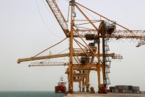 الاتحاد الأوروبي يطلب وقفًا لإطلاق النار للوصول إلى ميناء الحديدة في اليمن